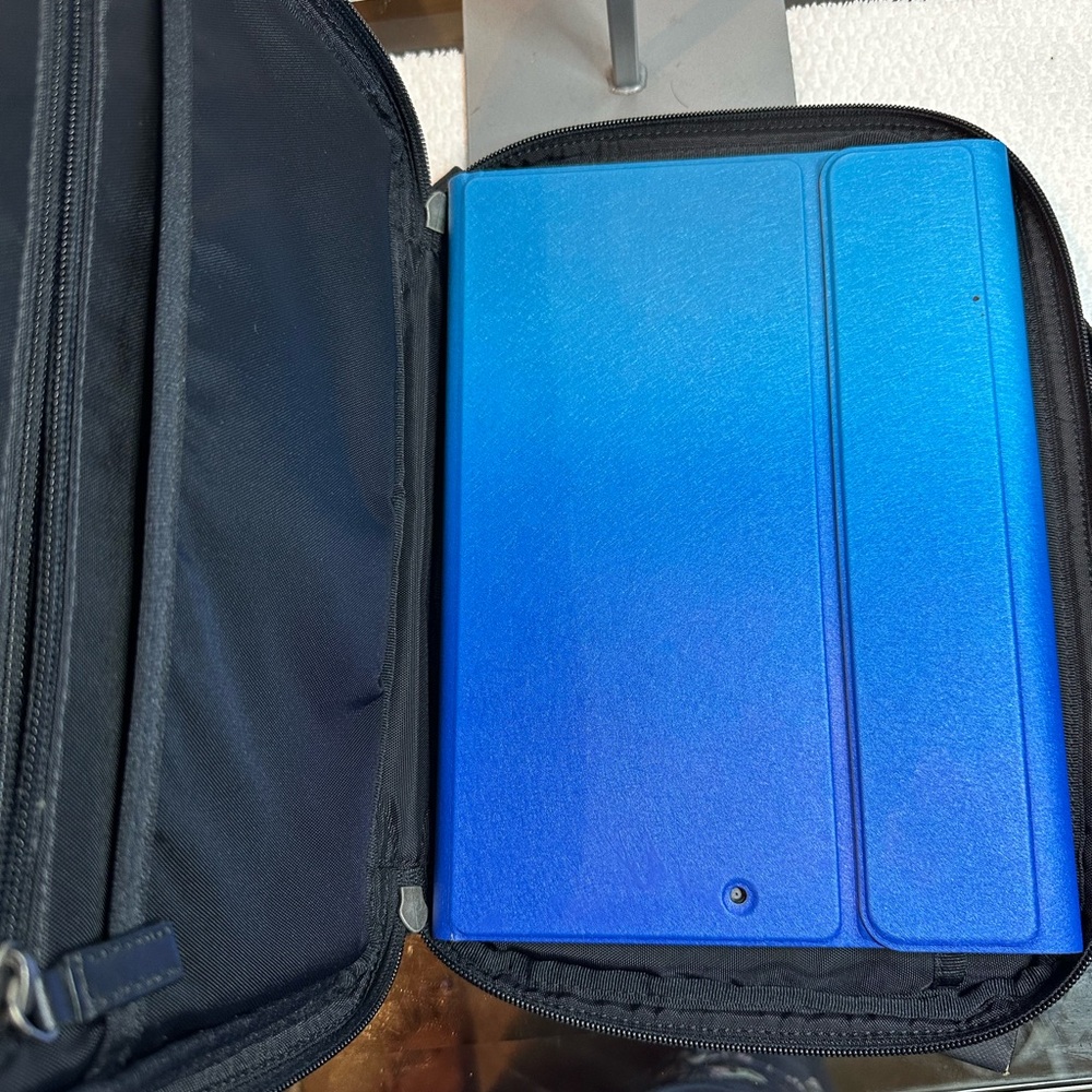 Men ipad/toiletry Coach bag - Picture 9 of 11